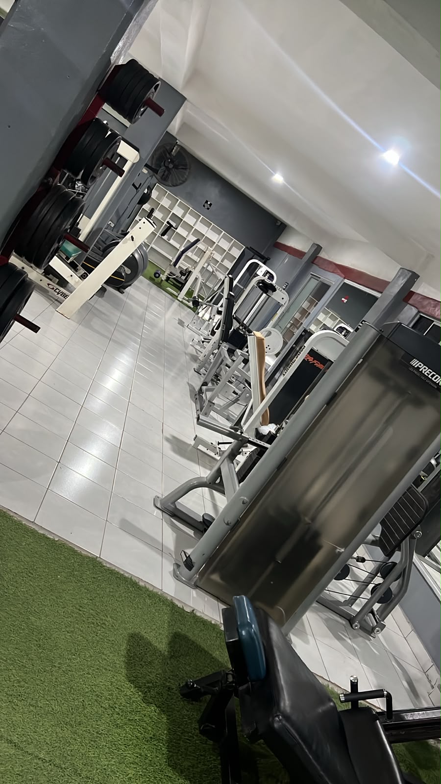 Área de pierna y cardio en el segundo piso